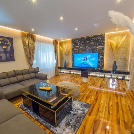 מוסטר Luxury Apartment Black And Gold מראה חיצוני תמונה