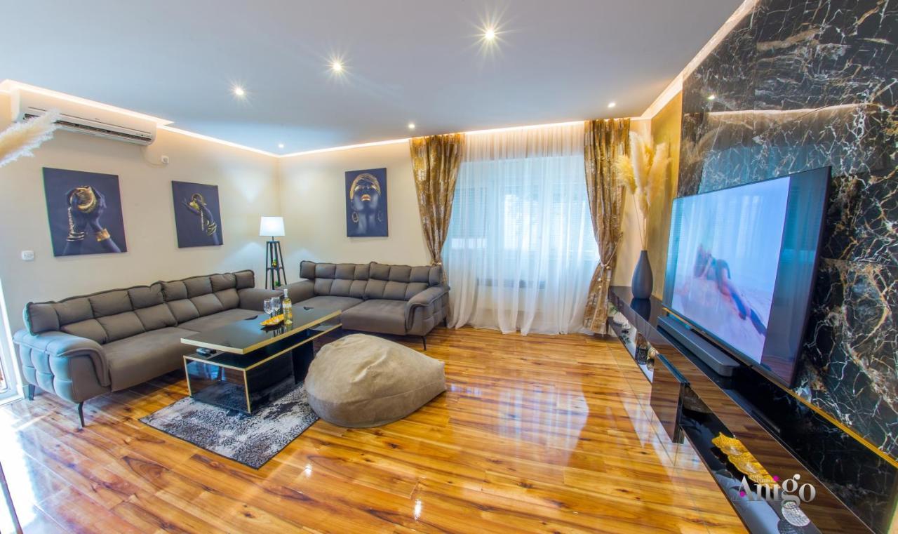 מוסטר Luxury Apartment Black And Gold מראה חיצוני תמונה