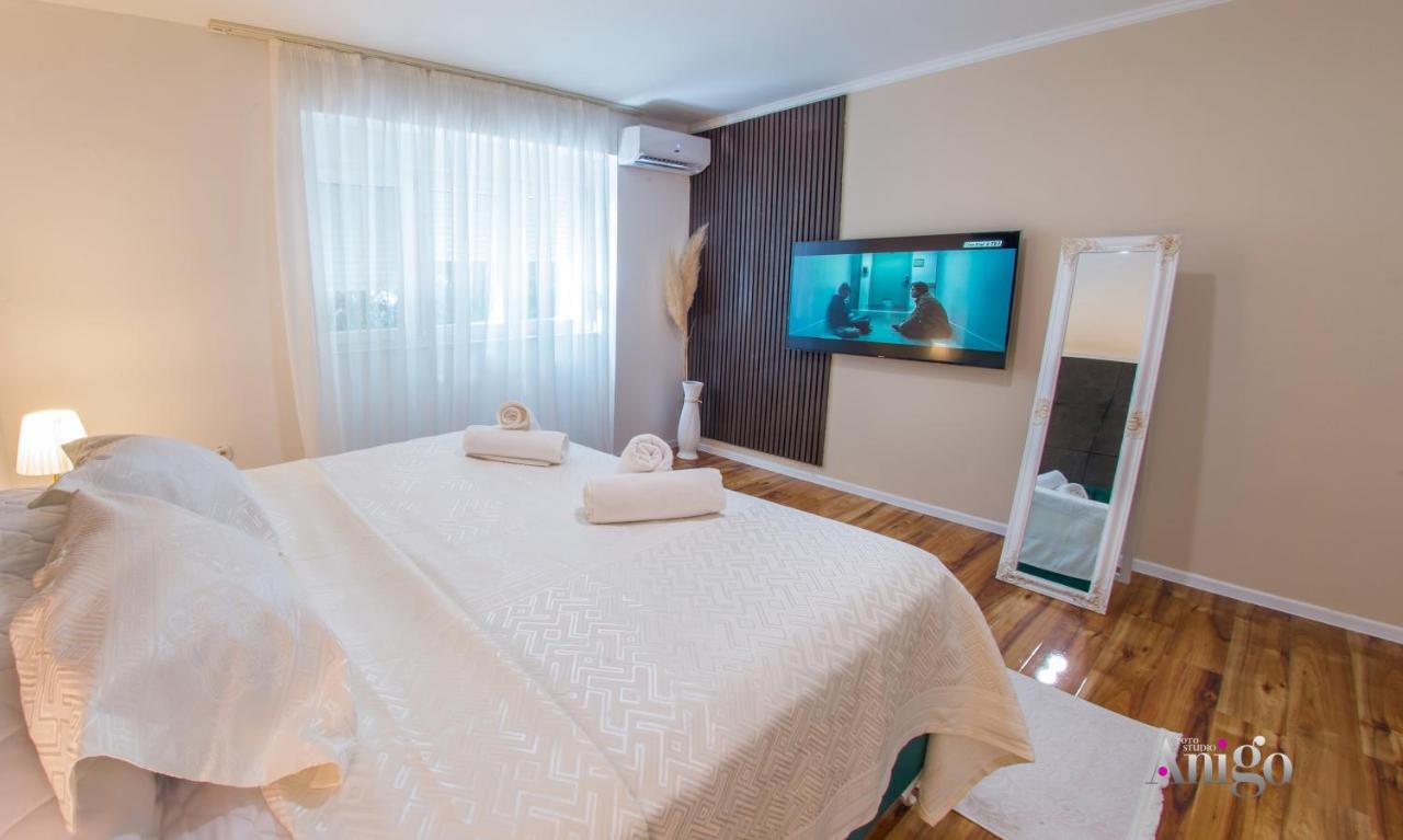 מוסטר Luxury Apartment Black And Gold מראה חיצוני תמונה
