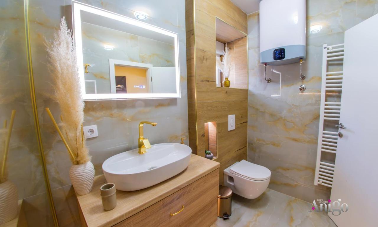 מוסטר Luxury Apartment Black And Gold מראה חיצוני תמונה