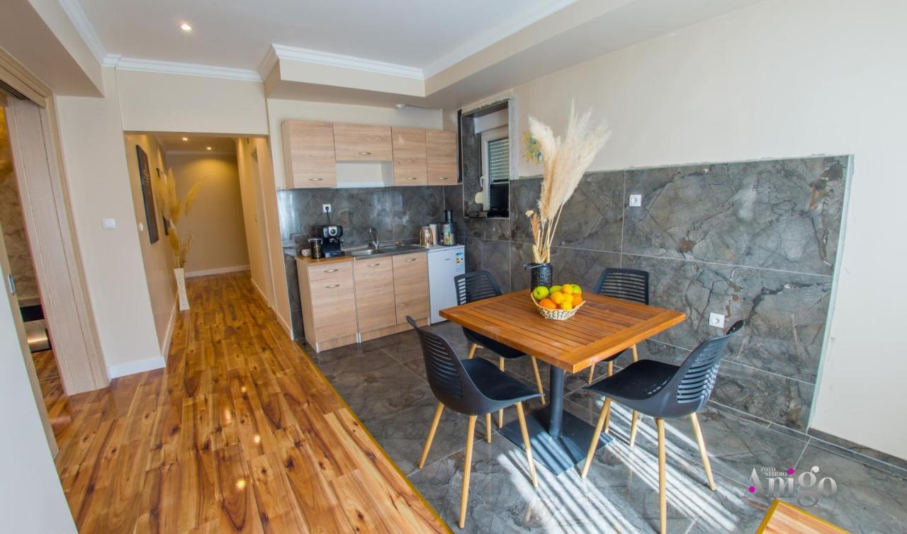 מוסטר Luxury Apartment Black And Gold מראה חיצוני תמונה