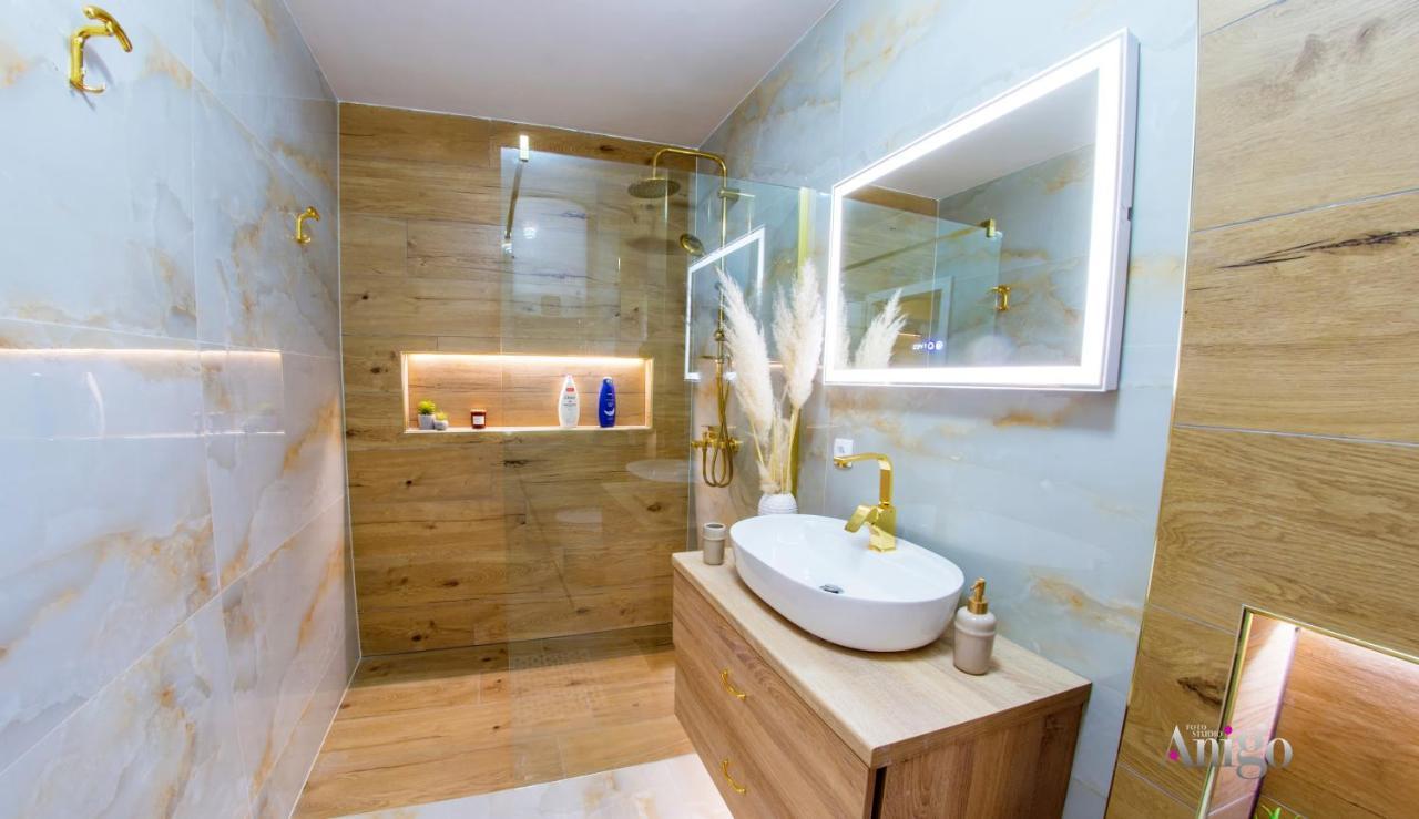 מוסטר Luxury Apartment Black And Gold מראה חיצוני תמונה