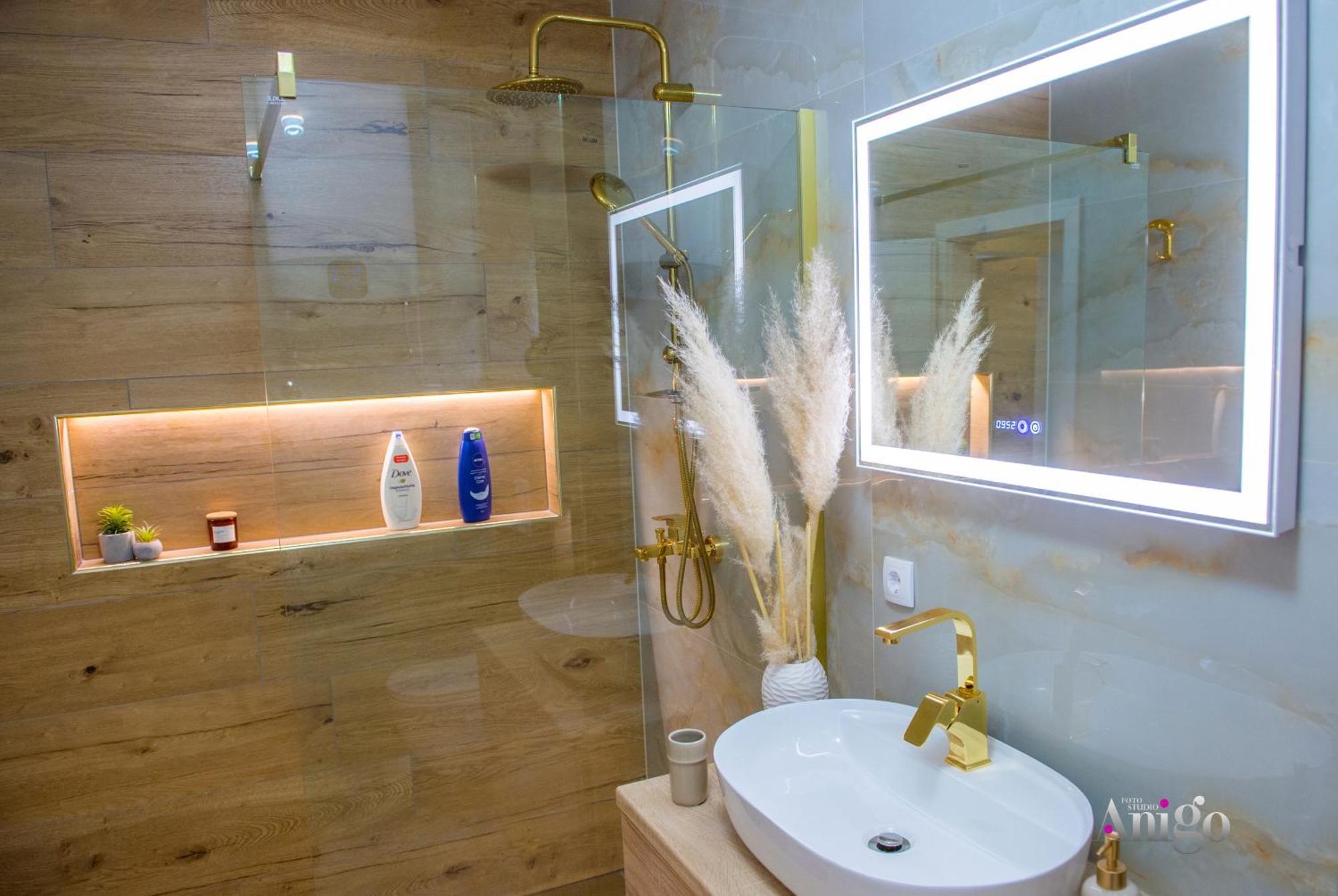 מוסטר Luxury Apartment Black And Gold מראה חיצוני תמונה