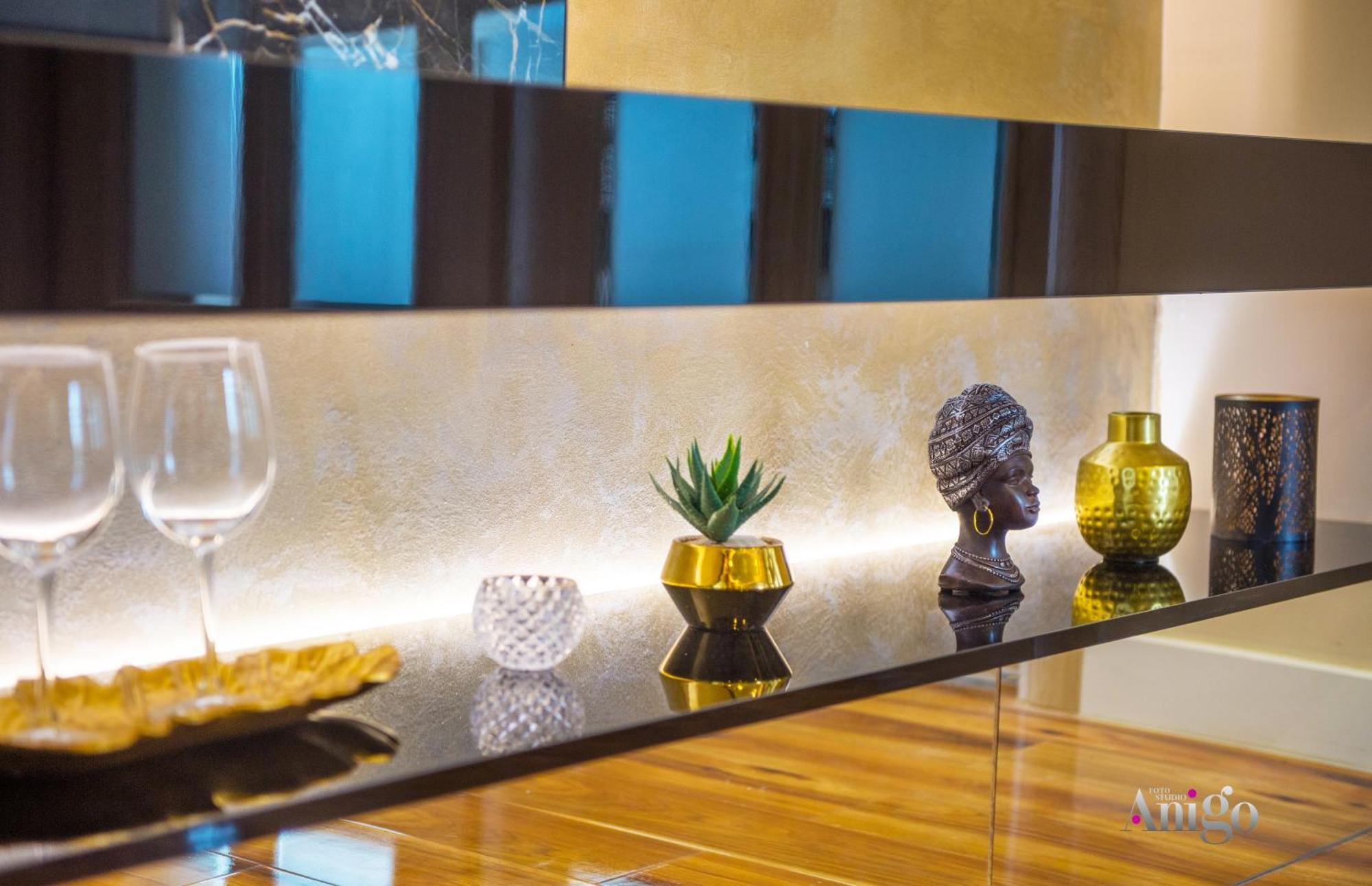 מוסטר Luxury Apartment Black And Gold מראה חיצוני תמונה